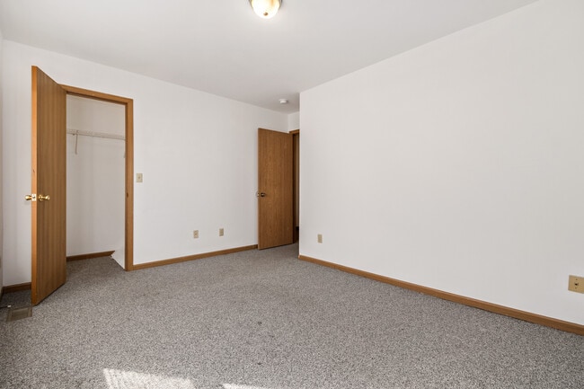Building Photo - 1121 W Hillcrest Dr