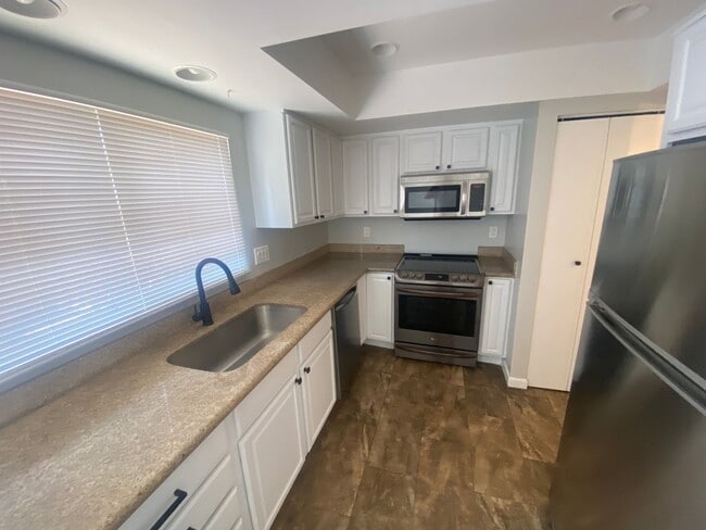 Building Photo - Renovated 3 bed, 2.5 bath Townhome in Aurora
