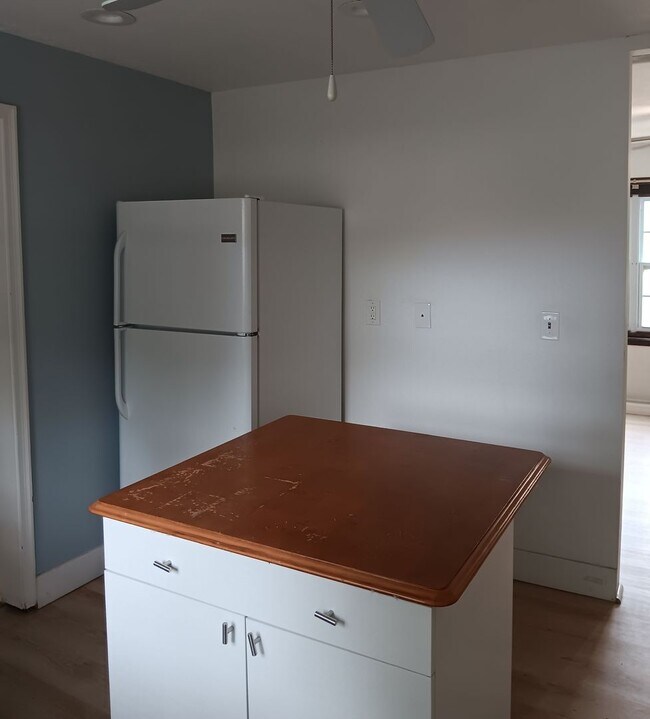 Building Photo - Annual 2 Bedroom + Den / 2 Bath Home – Sar...