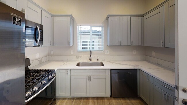 Building Photo - 4BD/2BA on Tipton!