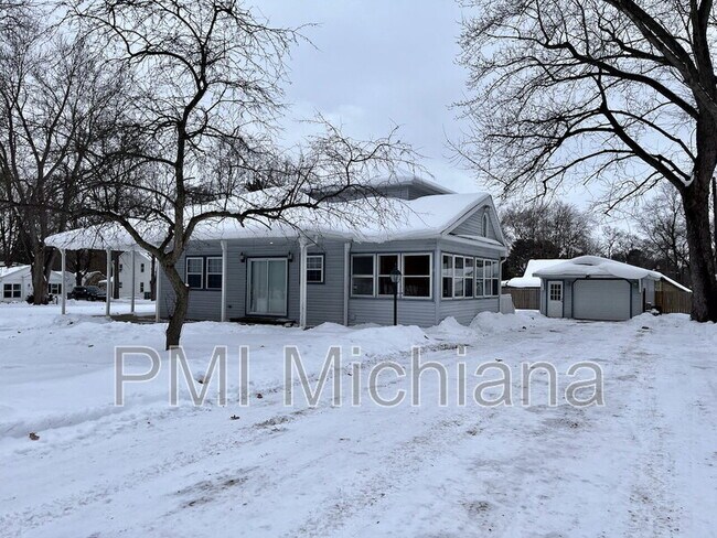 Building Photo - 19901 Oakdale Ave