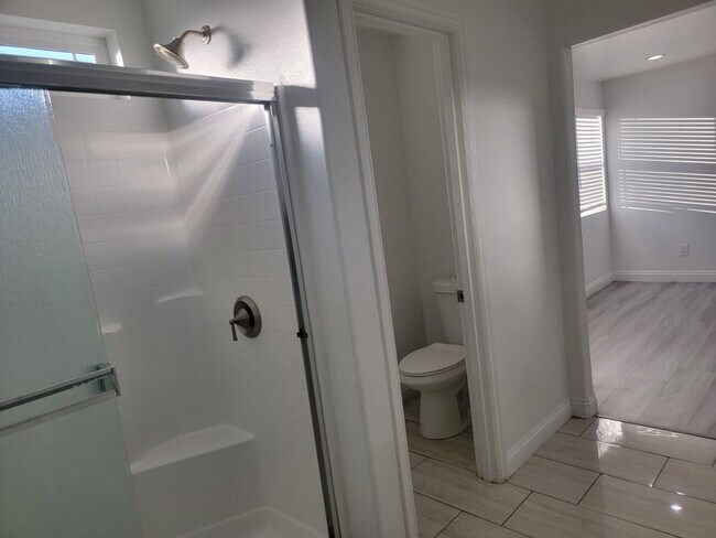 Building Photo - New Gas Range & Refrigerator.  Spacious rooms, private yard and RV parking.  Must see - Won't las...