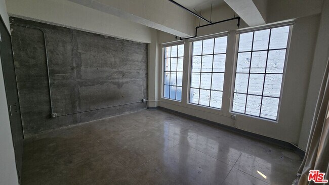 Building Photo - 746 S Los Angeles St