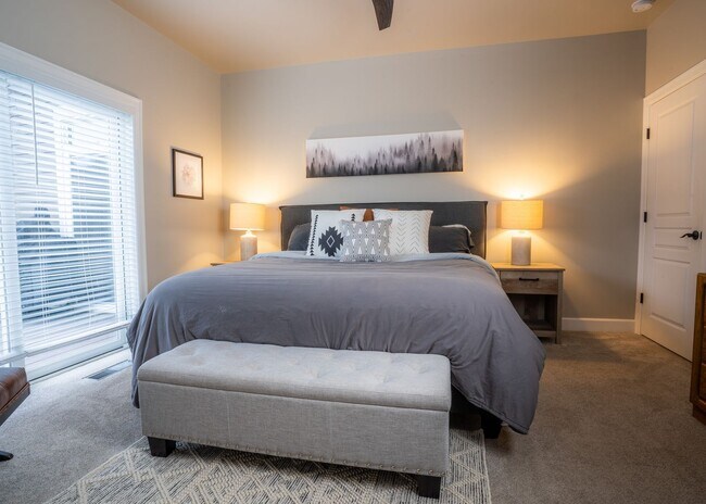 Building Photo - Amazing Updated Braeburn Townhome close to all Bend has to offer!