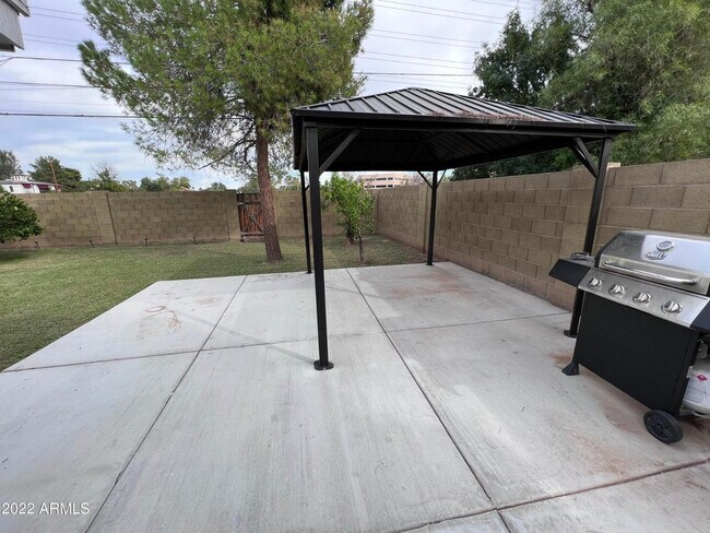 Building Photo - 1405 S Farmer Ave