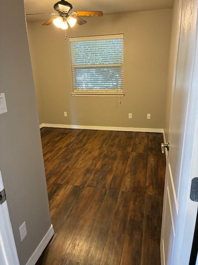 Building Photo - 2104 Hali Ln