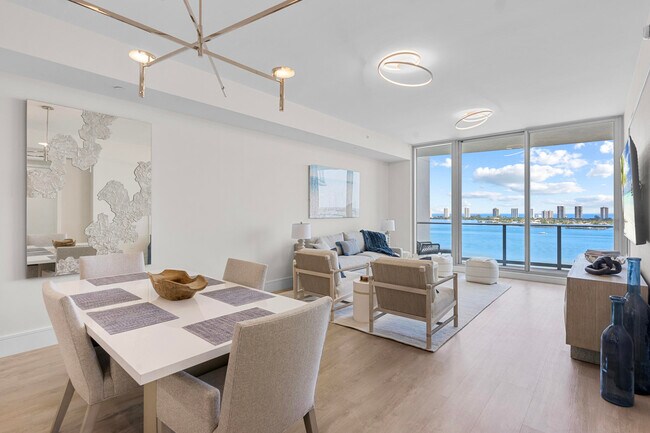 Building Photo - 220 Lake Shore Dr