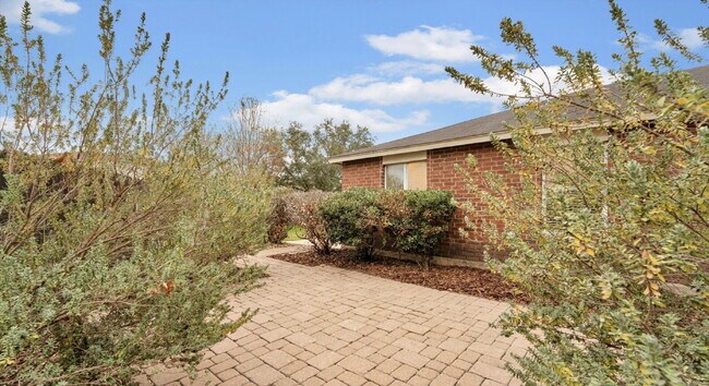 Building Photo - "Charming 3-Bedroom Oasis on Cherokee Blvd with 2 Full Baths – 1425 Sq Ft of Cozy Living in New B...