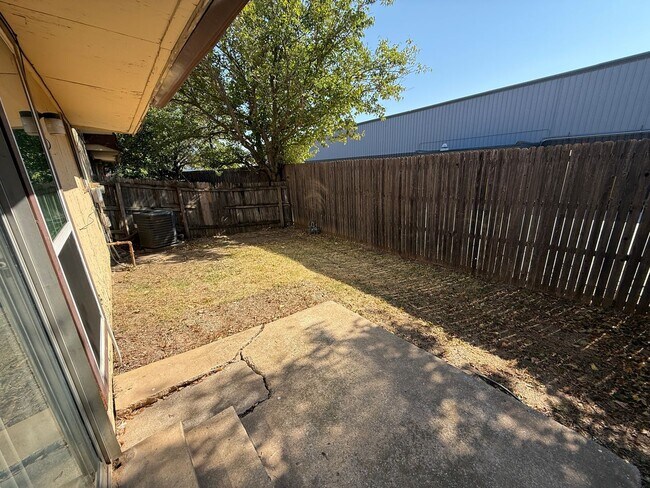 Building Photo - 4313 S Maplewood Ave