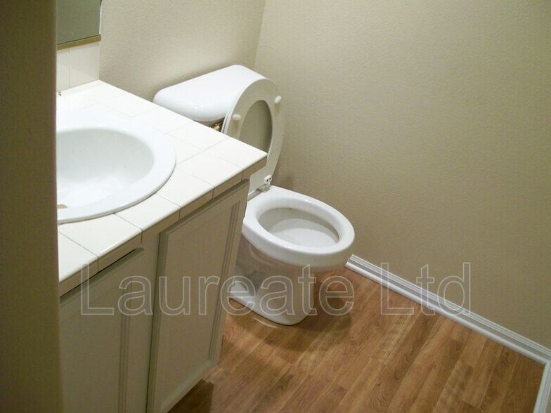 Building Photo - 8521 S Upham Way