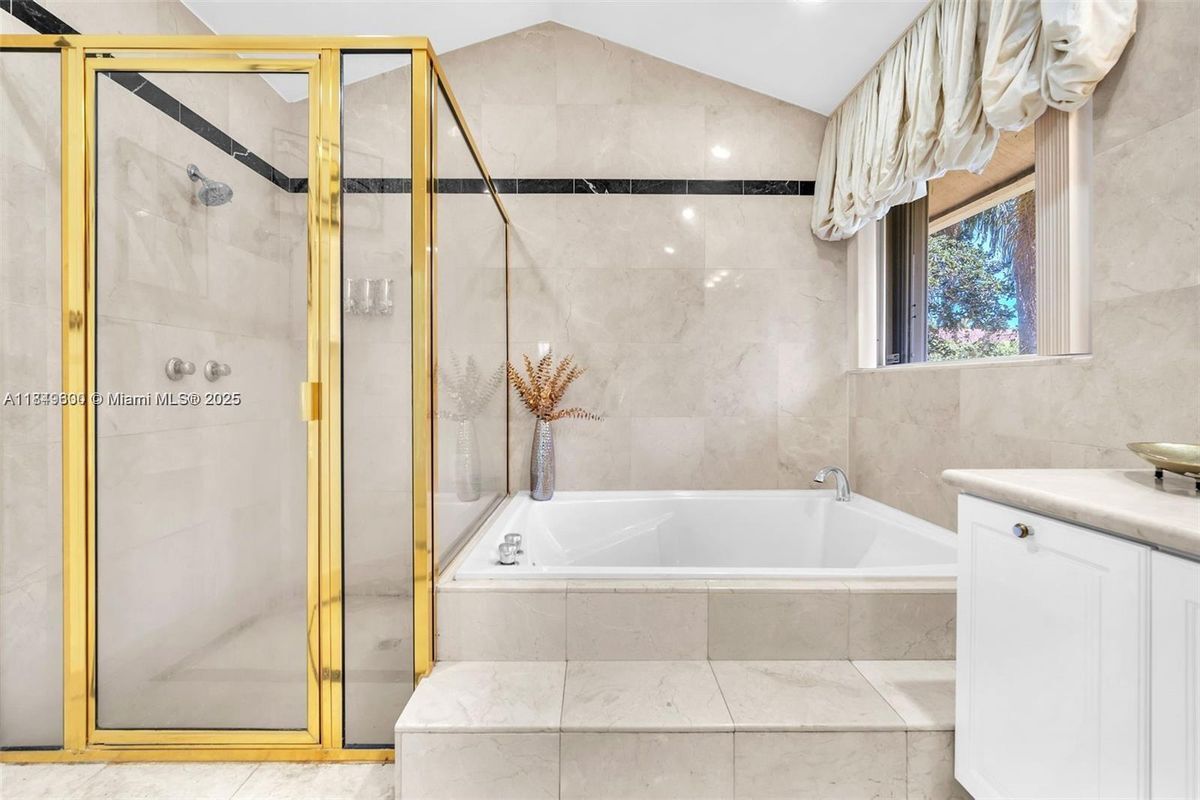 Building Photo - 620 Laurel Ln