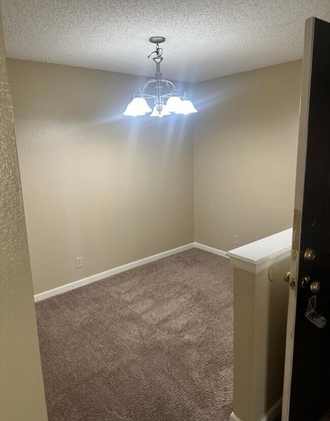 Building Photo - Available now! Great Condo in Great Location!