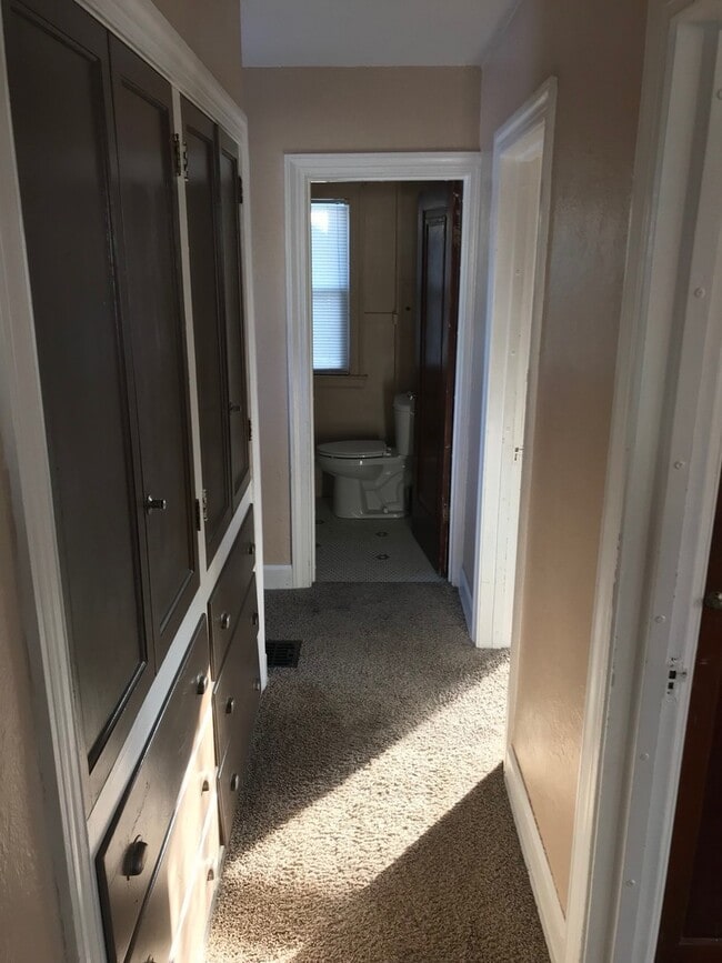 Building Photo - 323 Hillview Dr
