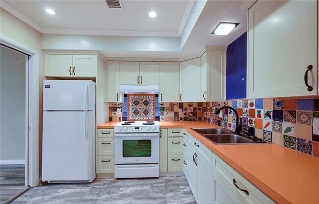 Building Photo - Updated 1-Bedroom Condo with Garage, Pool & Patio in Prime Fullerton Location