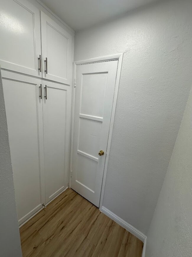 Building Photo - Fully Remodeled Ground-Level Studio Apartment with Modern Finishes