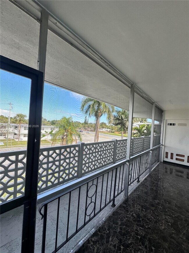 Building Photo - 1450 NE 170th St