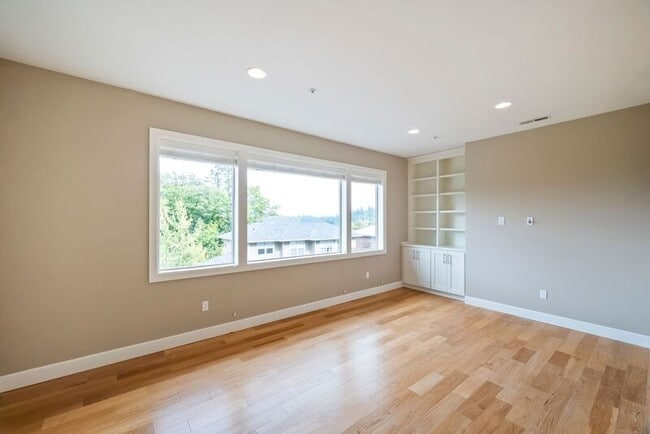 Building Photo - 307 NW Meridian Ridge Ct