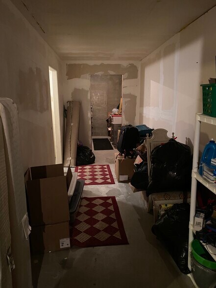 Basement - 3761 Mt Flora St