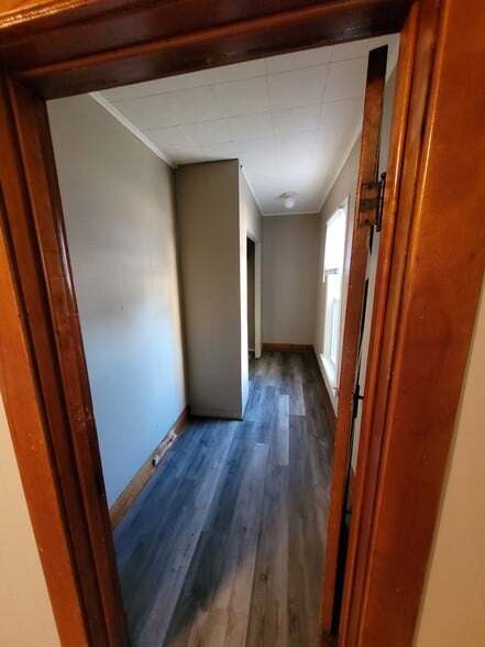 Building Photo - 818 6th Ave