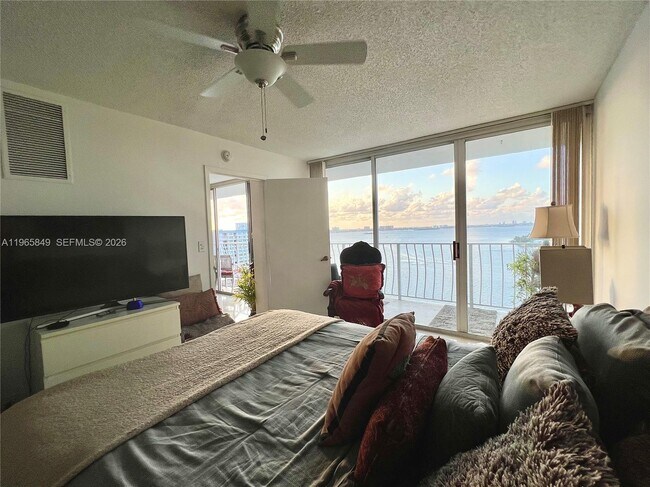 Building Photo - 7601 E Treasure Dr