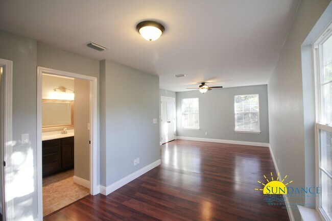 Building Photo - Beautiful 3 Bedroom Home in Fort Walton Be...