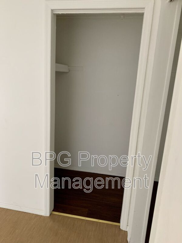 Building Photo - 123 Circle Dr