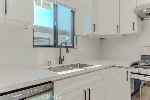 Building Photo - 5825 View Cir