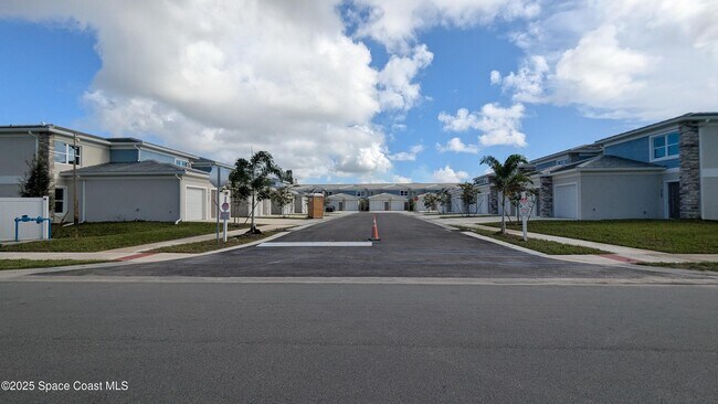 Building Photo - 1635 Par St NE