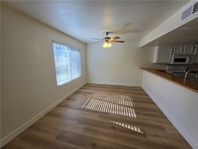 Building Photo - 1800 Club House Dr