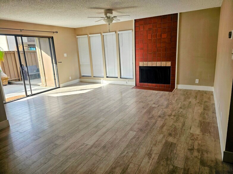 Building Photo - 2405 Sunny Ln