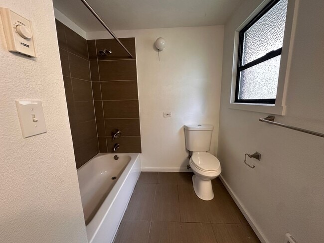 Building Photo - 922 N 85th St