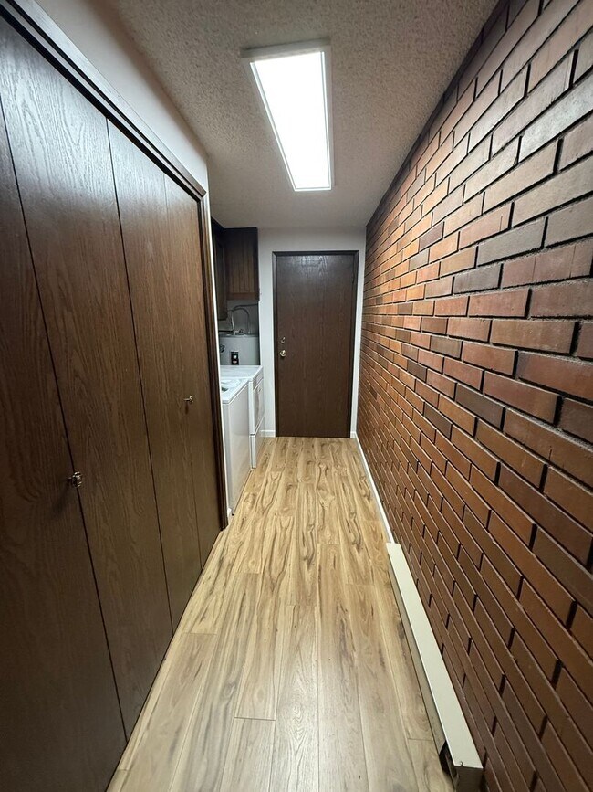 Building Photo - Spacious Single-Level Living with Retro Charm, Private Garage & Abundant Storage