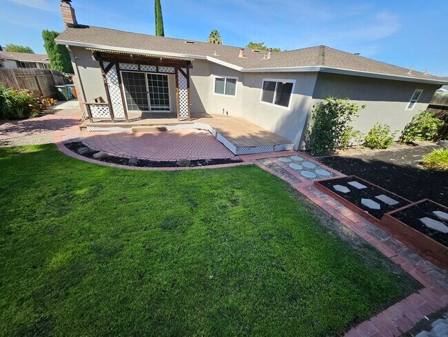 Building Photo - Beatifully updated 3 bedroom, 2 bath home ...