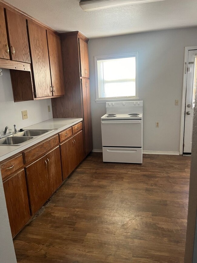 Building Photo - MOVE IN SPECIAL 2 bedroom 1 bath house