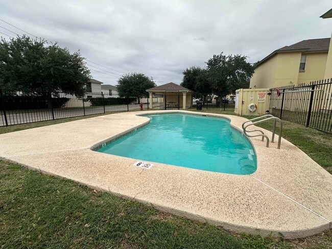 Building Photo - 1000 Ranchway Dr