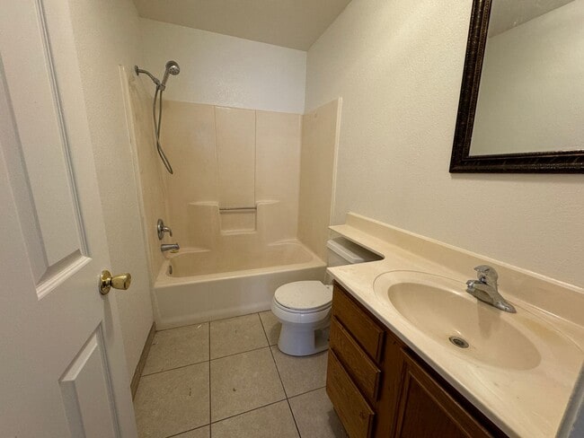 Building Photo - 3BR Duplex with gated yard and Garage