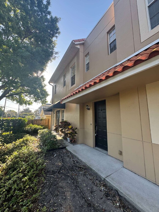 Building Photo - "Spacious 3-Bed Townhouse Retreat in Tampa...