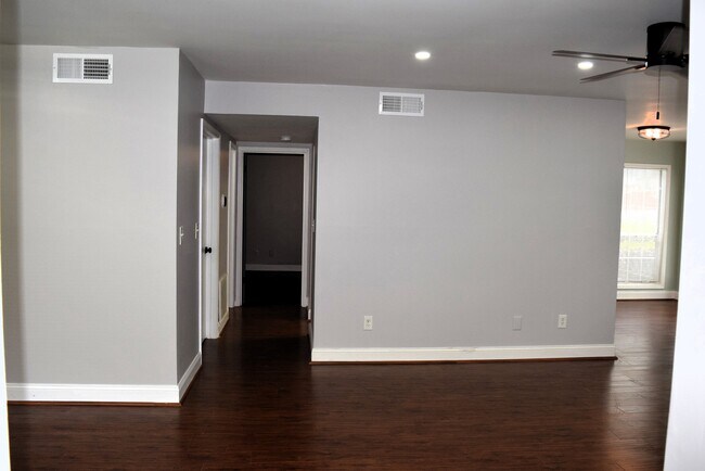Building Photo - 606 Glenleaf Dr