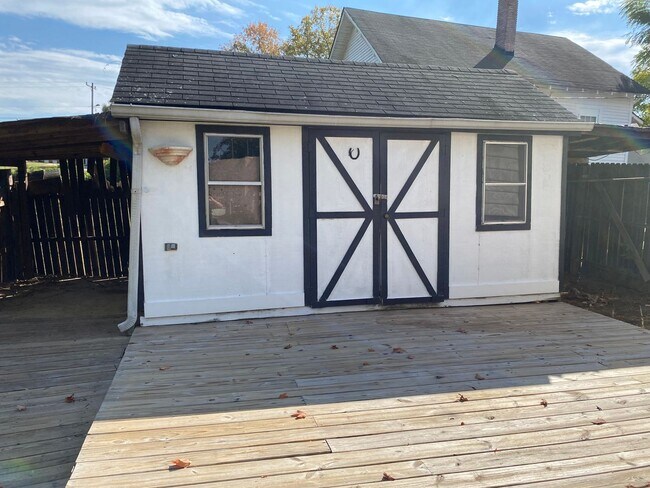 Building Photo - Cozy 2 Bed/2 Bath 1 Story Bungalow - Large...
