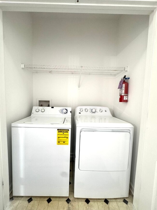 Building Photo - Updated 3 Bedroom, 2 Bath Mirabella Condo ...