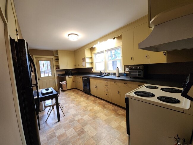 Building Photo - 907 W Swanzey Rd