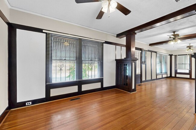 Building Photo - Downtown BUNGALOW 2 Bedroom 1 Bath