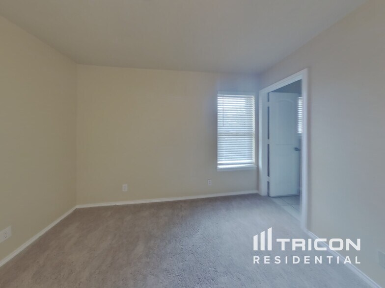 Building Photo - 901 Loganwood Dr