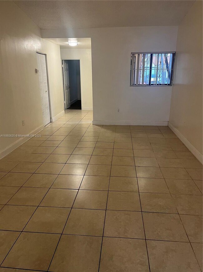 Building Photo - 2528 W 65th St
