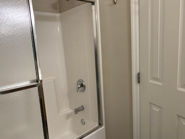 Building Photo - 2 BEDROOM APT-MAIN ST BETHLEHEM