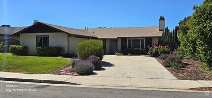 Building Photo - 4 Bedroom 2 bath home with 2 car garage, y...