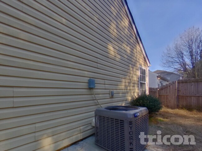 Building Photo - 225 Silver Fox Trail