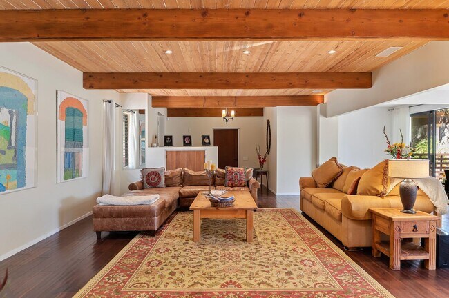 Building Photo - 525 Las Palmas Dr