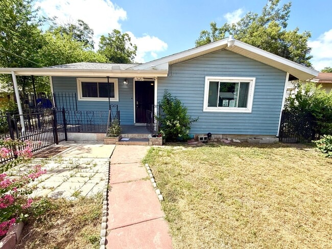 Building Photo - Charming 2-Bedroom Home with Flex Room & Gated Entry