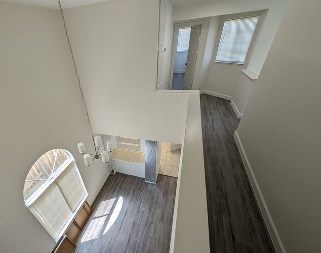 Building Photo - Spacious 2-Bedroom, 2.5-Bathroom Home on Q...